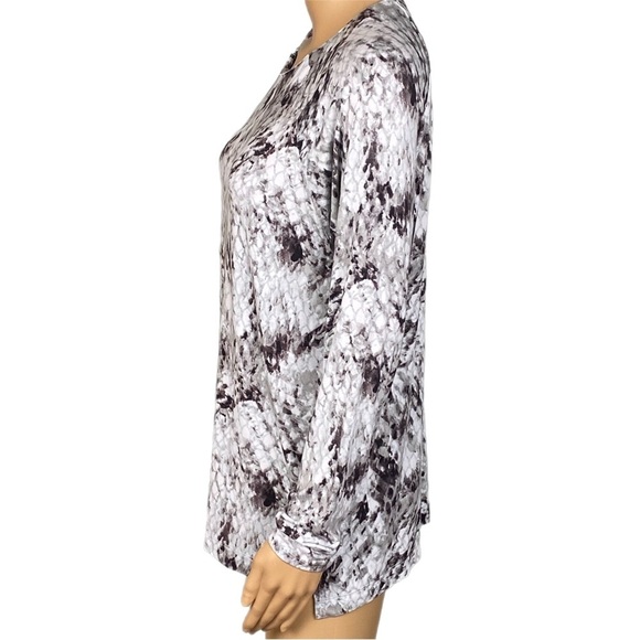 CALVIN KLEIN JEANS white and grey, snakeskin design, jersey t-shirt. Medium. EUC - Picture 6 of 14